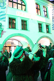 Münchner Hofbräuhaus wurde "grün" zum 21. St. Patrick’s Day Munich 2016 im Rahmen der „Let’s Paint The Town Green“ Kampagne (©Foto: Martin Schmitz)